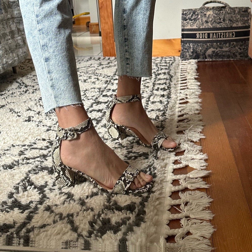 Like new French connection heels - Picture 3 of 11